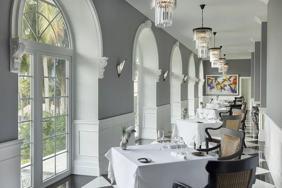 Aperitif-Restaurant-Dining-Area-with-View