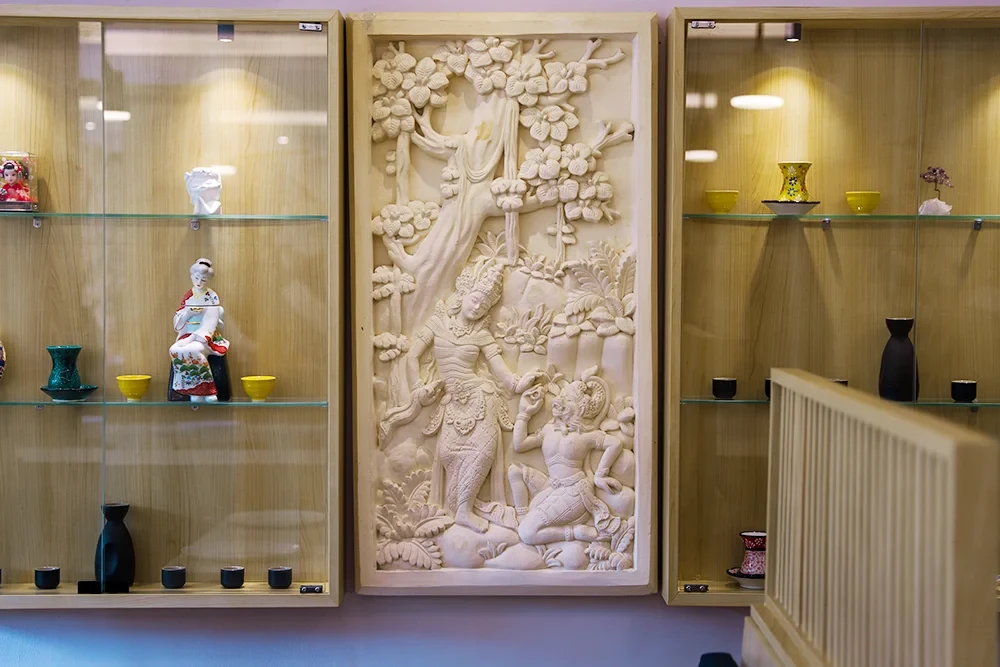 enzo-sushi-train-interior